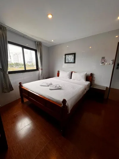 Camera matrimoniale con vista mare — OYO Dynasty Hotel